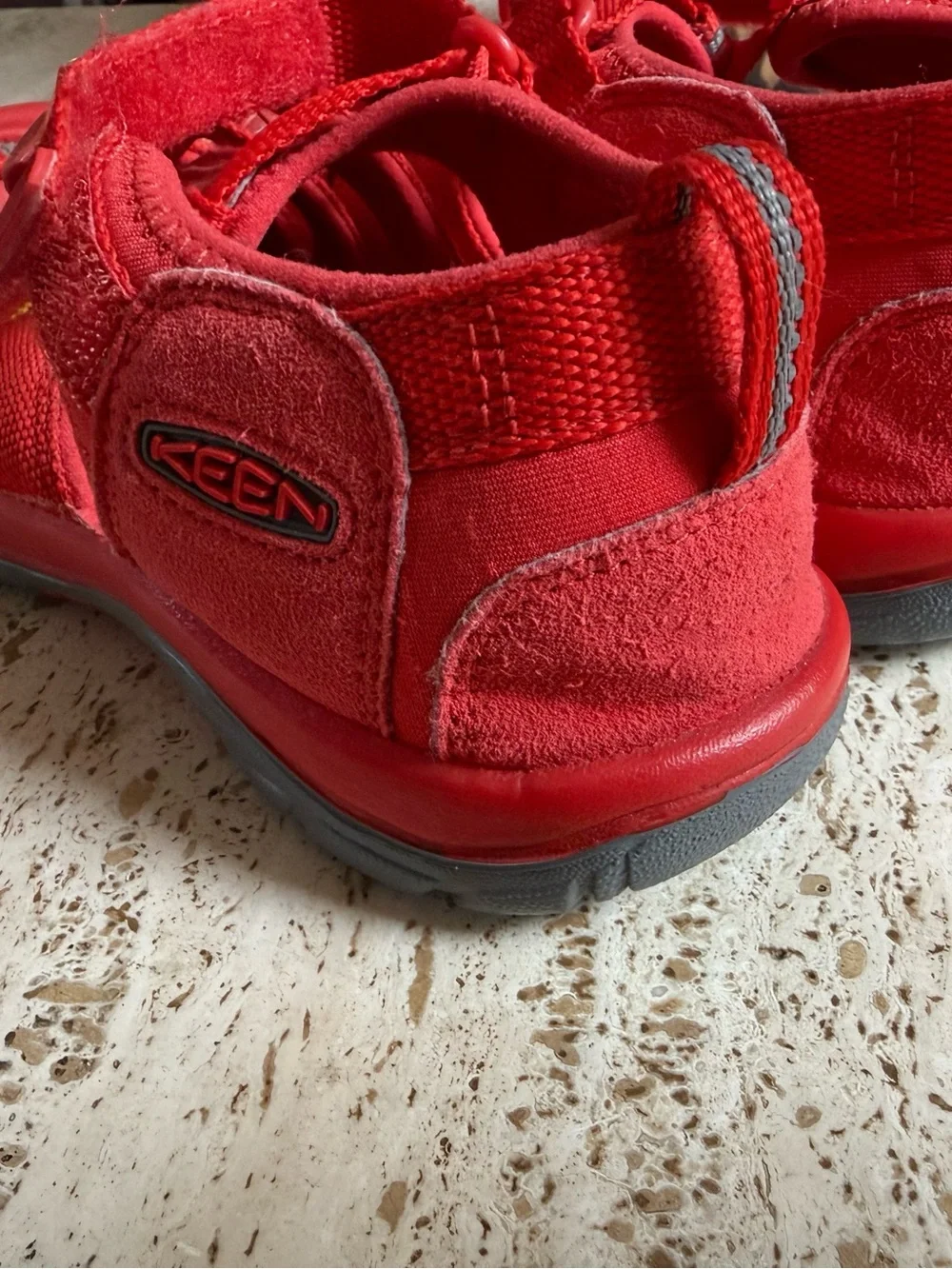 EUC Big Kids KEEN Sandals. US Size 5